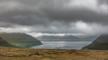 Bulutlu gökyüzü ile Faroe Adaları klasik manzara