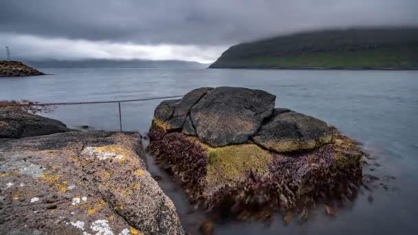 Lapso de tempo da rocha de rinkusteinar em consoles de Faroe — Vídeo de Stock