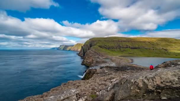 Bosdalafossur cachoeira na costa da ilha Vagar ampla timelapse, Ilhas Faroé — Vídeo de Stock