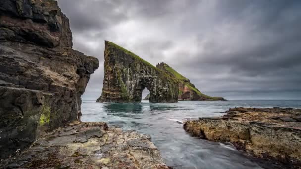 Increíble vista de ángulo ultra amplio inferior de la puerta Drangarnir frente a Tindholmur, Islas Feroe — Vídeos de Stock