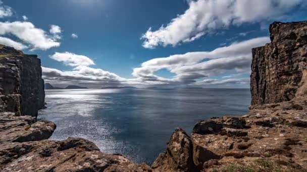 Sorvagsvatn roches lacustres au-dessus de l'océan laps de temps, Îles Féroé — Video