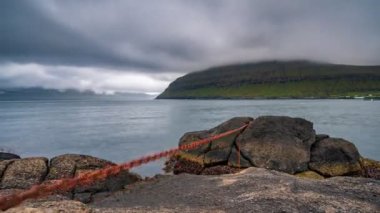 Faroe adalarında Rinkusteinar kaya zaman atlamalı, kayakamera