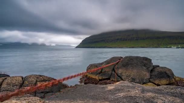 Время в скале Ринкуштайнар истекло на Фарерских островах, скользящая камера — стоковое видео