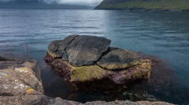 Faroe adaları kıyı şeridinde Rinkusteinar kaya zaman atlamalı