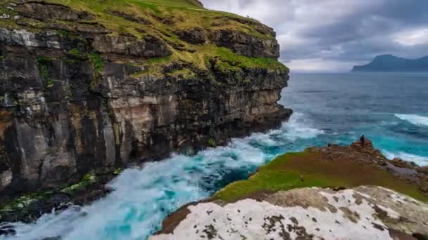 Сдвижная камера в ущелье Гёгв уходит в океан на Фарерских островах — стоковое видео