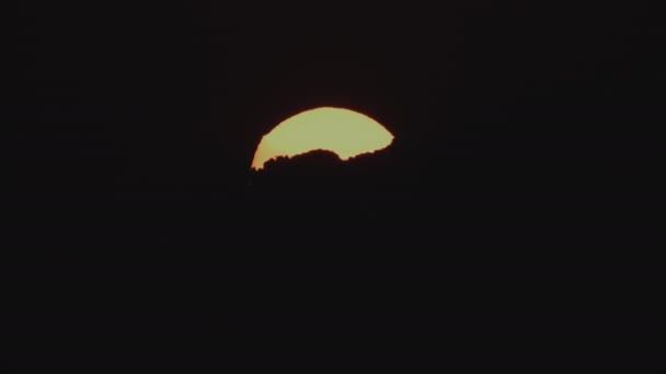 Солнце восходит над плотным дымом — стоковое видео