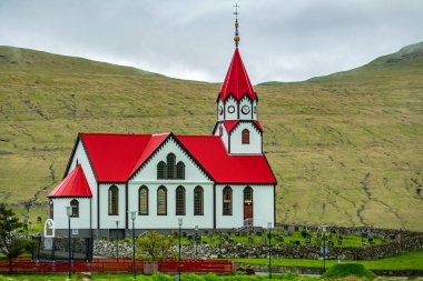 Faroe Adaları üzerinde bulunan Kırmızı Çatılı Lutheran Kilisesi