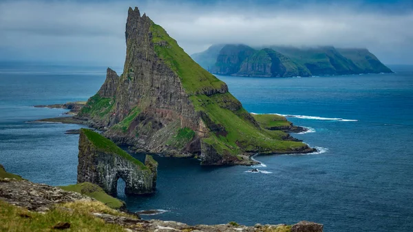 Tindholmur, Faroe Adaları önünde Drangarnir kapı Amazing üst görünümü