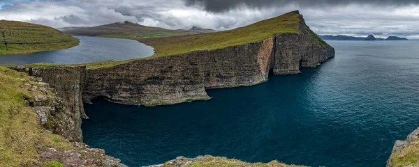 Озеро sorvagsvatn над океаном ультра широка Панорама, Фарерські острови — стокове фото