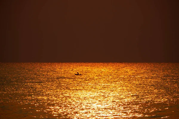 Fisherman fishing at sunrise in Malawi lake — Stock Photo, Image