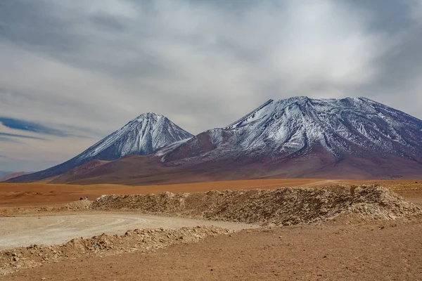 Atacama bulutlu gökyüzü ile Licancabur yanardağ — Stok fotoğraf
