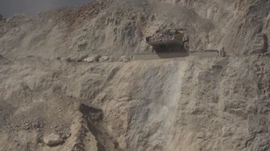 Çöpçü demlik taşlarını benimkinden boşaltmak için