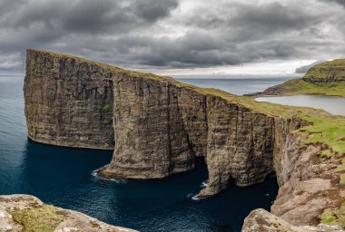 Okyanus muhteşem panorama üzerinde Sorvagsvatn gölü, Faroe Adaları