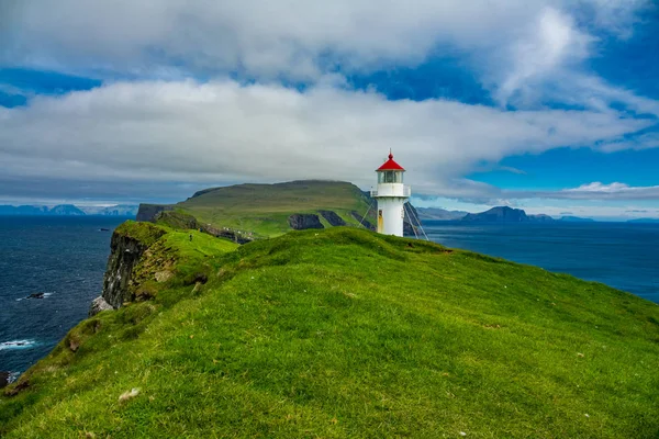 Mykines Island Lighthouse és sziget, Feröer-szigetek — Stock Fotó