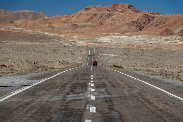 Vue arrière de la voiture conduisant le long de la route dans le désert — Photo