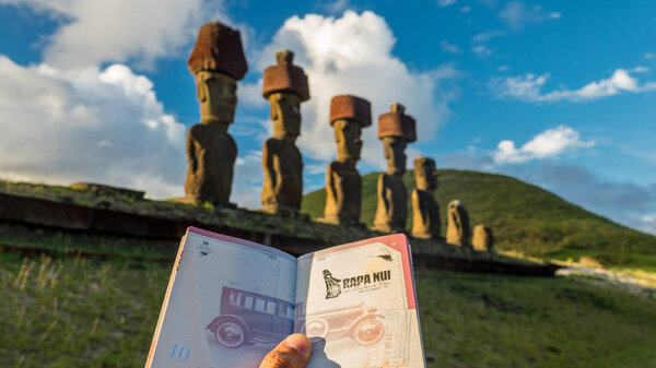 Паспорт, большой палец, печать Рапа Нуи и Аху Нау Нау
