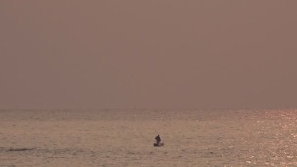 Rybář v jezeře Malawi při východu slunce — Stock video