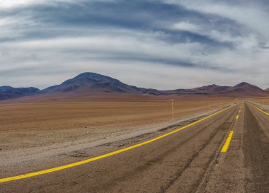 Hiçbir araba ile Izole Atacama çöl yolu