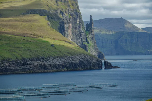 Faeröer eilanden, Sandavagur lange schot met viskwekerijen, Witchs vinger — Stockfoto