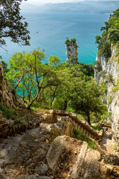 Cantabria'daki El Caballo deniz fenerine yüksek basamaklar — Stok fotoğraf