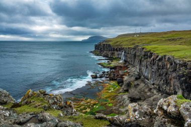 Faroe Adaları yüksek uçurumlar kıyı şeridi ve şelale