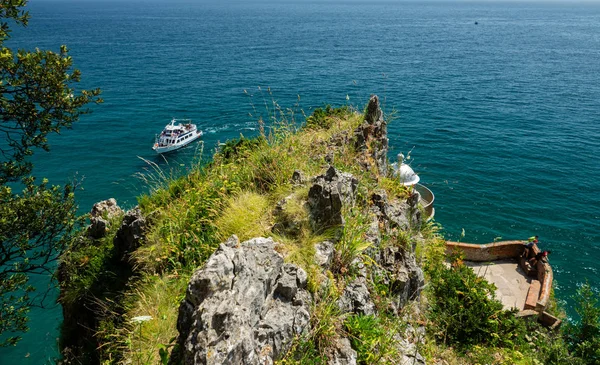 Faro de El Caballo con barco turístico en Cantabria, España — Foto de Stock