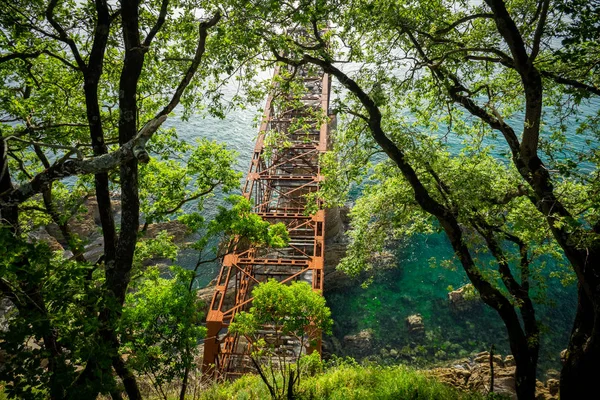 Antigua bahía de carga de hierro oxidado abandonado en la orilla del mar —  Fotos de Stock