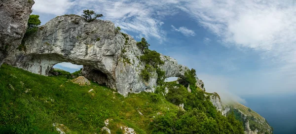 Cantabria, İspanya'da okyanusa şeytan gözleri — Stok fotoğraf