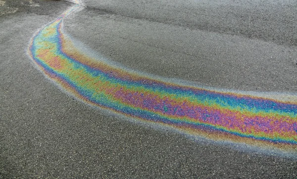 Taches de carburant sur la route avec des couleurs vives — Photo
