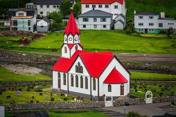 Лютеранская церковь с красной крышей на Фарерских островах — стоковое фото
