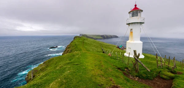 Panoramic переглянути старі маяк на красиві острів Mykines — стокове фото