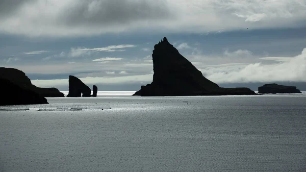 Increíble vista de alto contraste de la puerta Drangarnir y Tindholmur, Islas Feroe — Foto de Stock