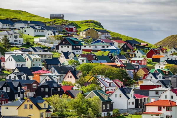 Hillside with neighborhood in Faroe Islands, long shot — Stock Photo, Image