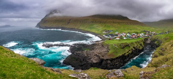 Wąwóz Gjogv i miasteczko na wyspie Eysturoy na Wyspach Owczych. Panorama — Zdjęcie stockowe