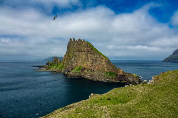 Csodálatos profil kilátás Tindholmur függőleges Cliff, Feröer-szigetek — Stock Fotó
