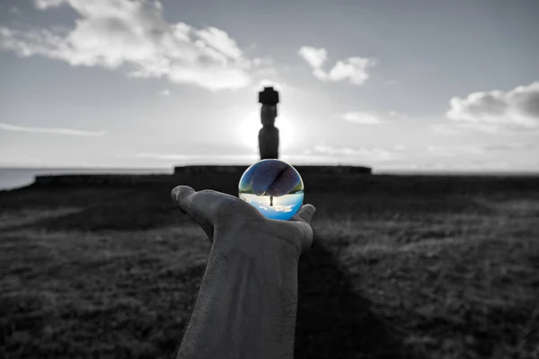 Rétro-éclairé de Moai avec Pukao à Rapa Nui à travers boule de cristal — Photo