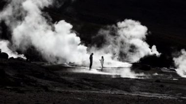 Rehber Şili, Atacama çölde El tatio gayzer hakkında turist açıklıyor