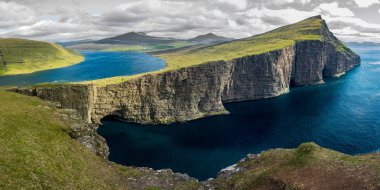 Atlantik okyanusu panoraması üzerinde Sorvagsvatn gölü, Faroe Adaları