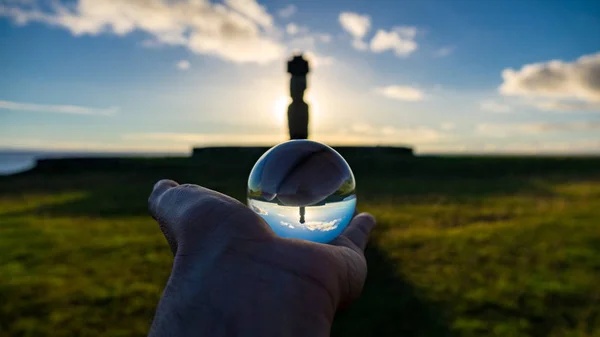 Rétro-éclairé de Moai isolé avec Pukao à Rapa Nui à travers boule de cristal — Photo