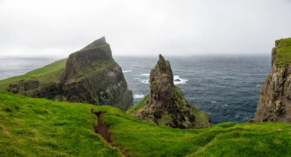 Mykines adasında dik sahil, Faroe adaları — Stok fotoğraf