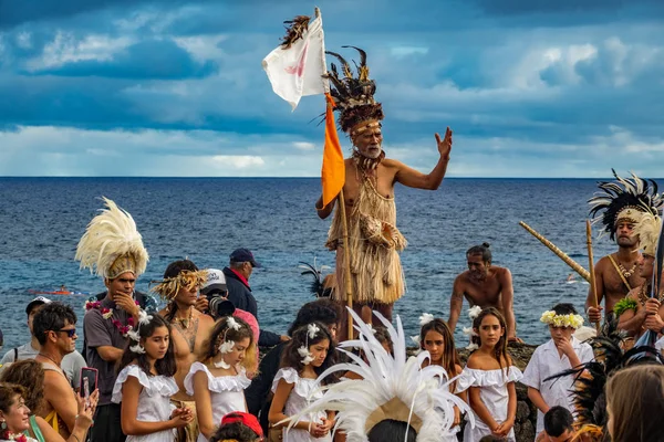 Rapa Nui historiske båd ankommer til Anakena strand, receptionen - Stock-foto