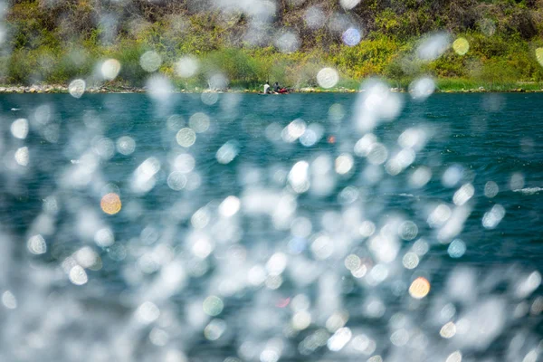 Golf breken met meerdere druppels en Fishermans op de boot — Stockfoto