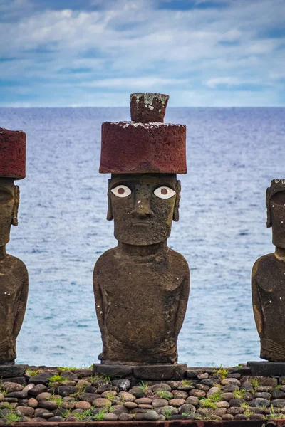 Moai s očima na Velikonočním ostrově proti tichomořském oceánu — Stock fotografie