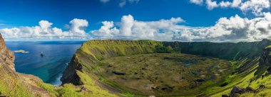 Tüm Rano kau volkanik krateri Tangata matu adaları ile panoramik manzara