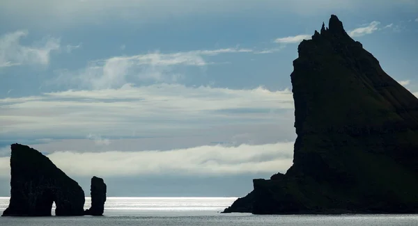 Дивовижний контрастний детальний вид брами Дрангарнір і Тіндхольмур, Фарерські острови. — стокове фото