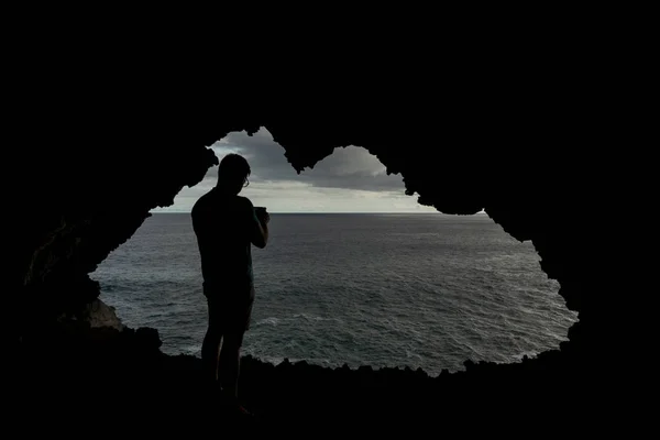 Gat naar de Stille Oceaan in lava grot met toeristische — Stockfoto