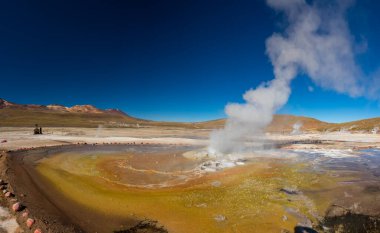 Atacama 'daki El Tatio gayzerinin ayrıntılı panoramik görüntüsü