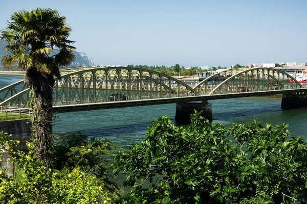 Nehrin üzerinde eski bir demir köprü — Stok fotoğraf
