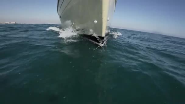 Sailboat prow sailing front view — Stock Video