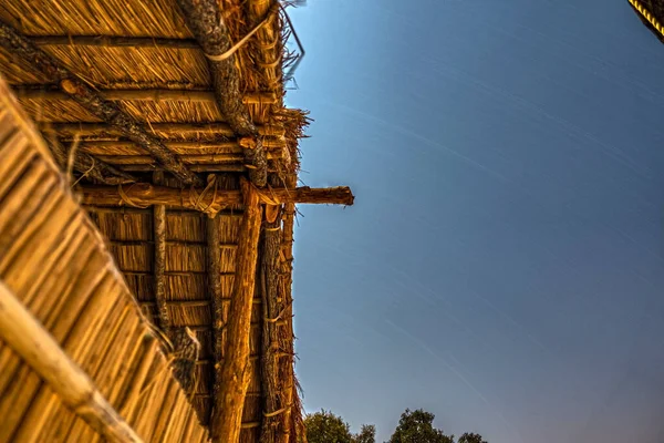 Exposición nocturna bajo cabaña de madera, vista inferior — Foto de Stock